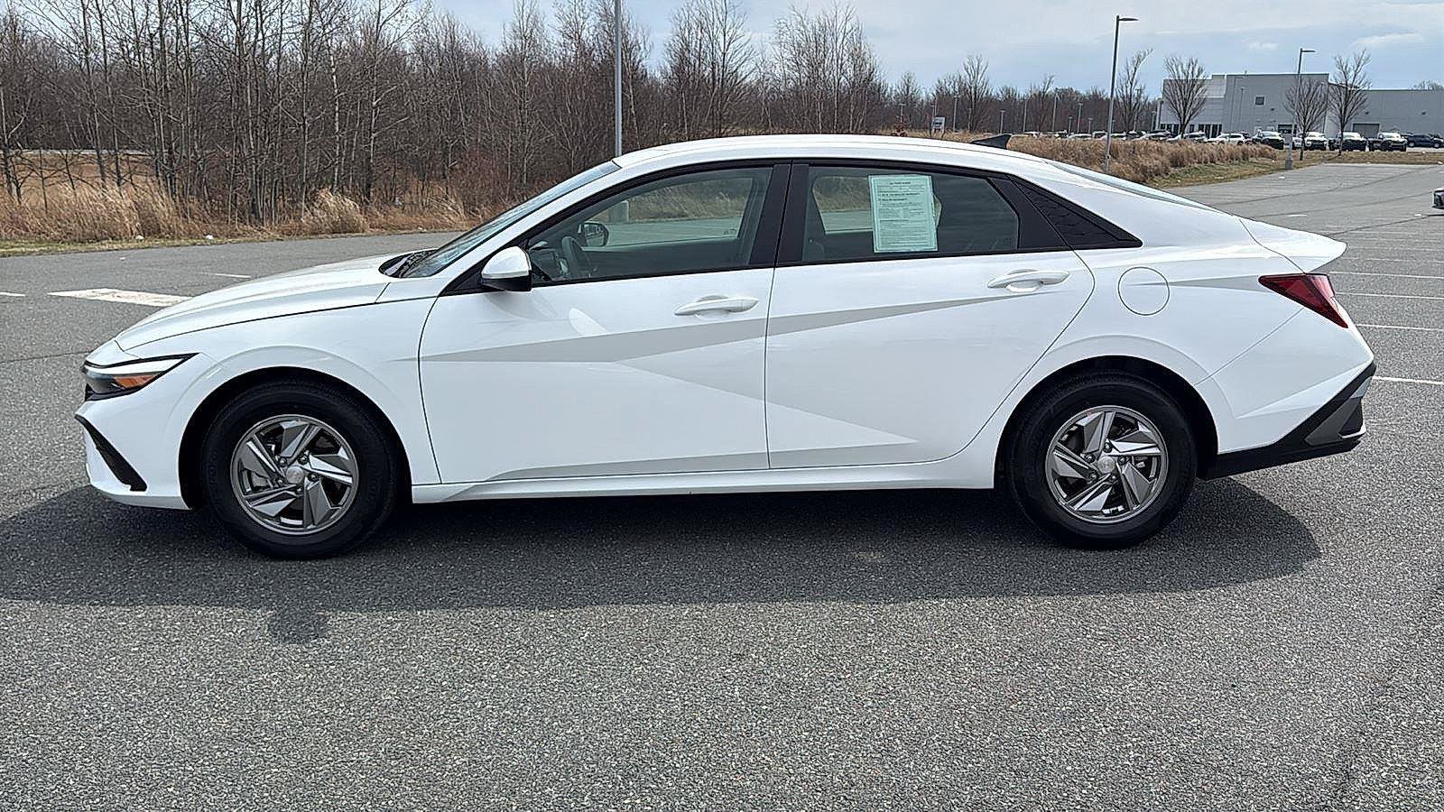 Used 2026 Hyundai Elantra SE FWD image 12