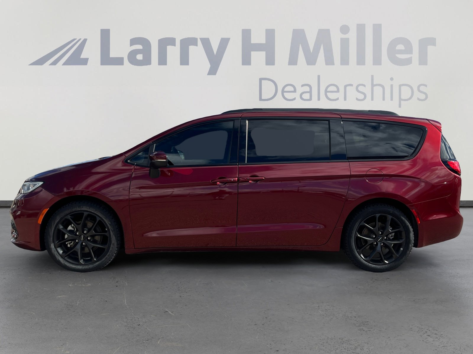 Used 2023 Chrysler Pacifica Touring-L w/ S Appearance Package image 2