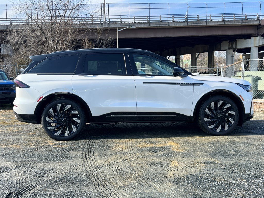 New 2026 Lincoln Nautilus Reserve w/ Jet Appearance Package image 3