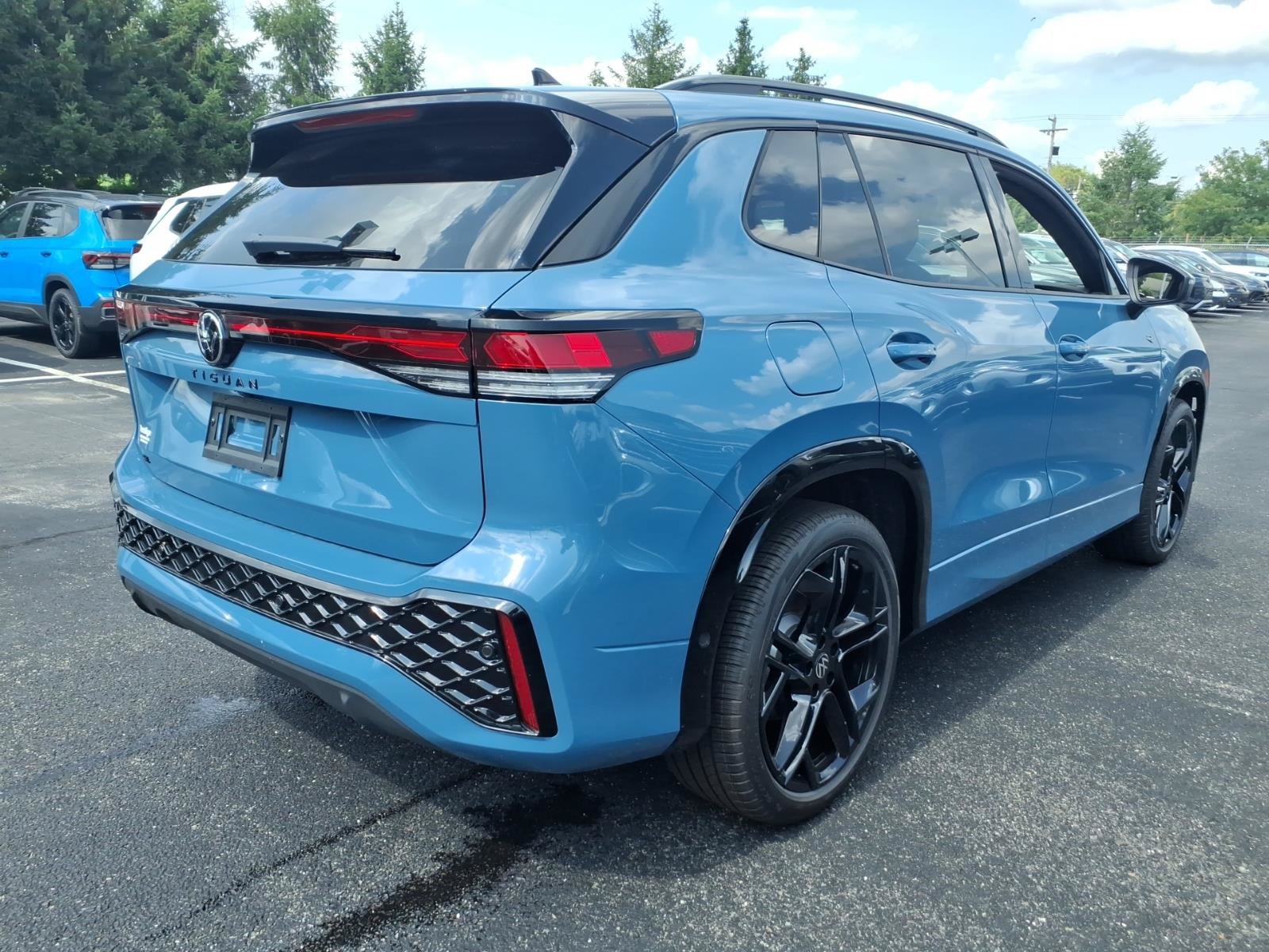 New 2026 Volkswagen Tiguan SE R-Line FWD image 2
