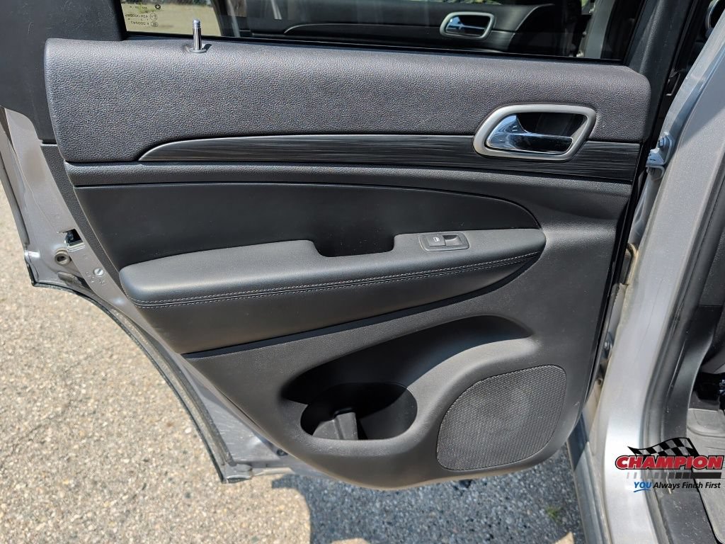 Used 2019 Jeep Grand Cherokee Laredo AWD/4WD image 16