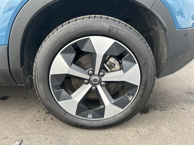Certified 2025 Volvo XC40 B5 Plus AWD/4WD image 9