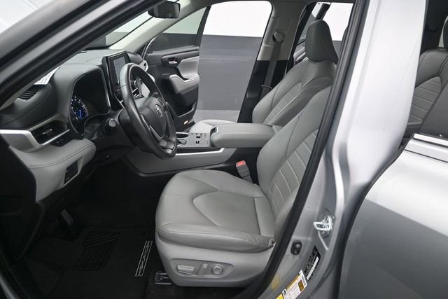 Used 2024 Toyota Highlander XLE FWD image 13