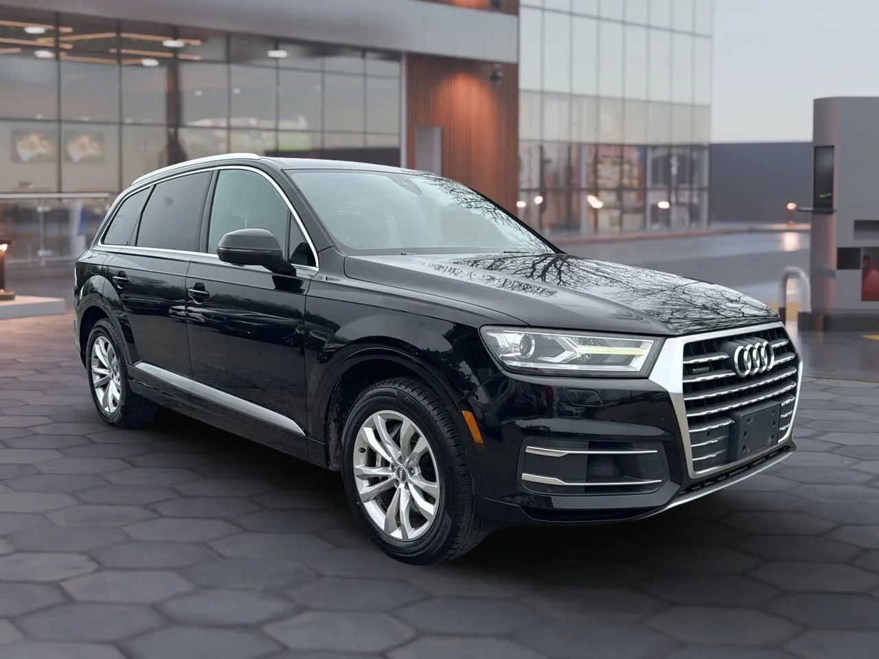 Used 2017 Audi Q7 3.0T Premium image 3