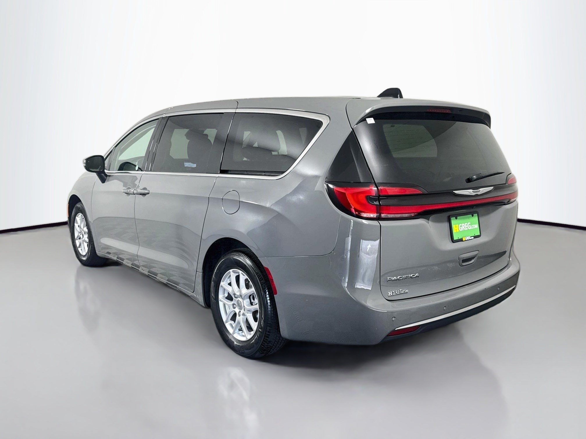 Used 2023 Chrysler Pacifica Touring-L FWD image 7