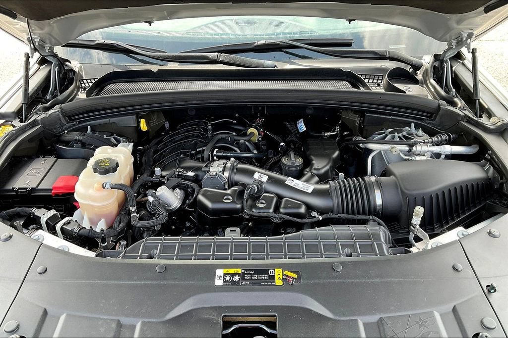 Used 2024 Jeep Grand Cherokee Laredo RWD image 29
