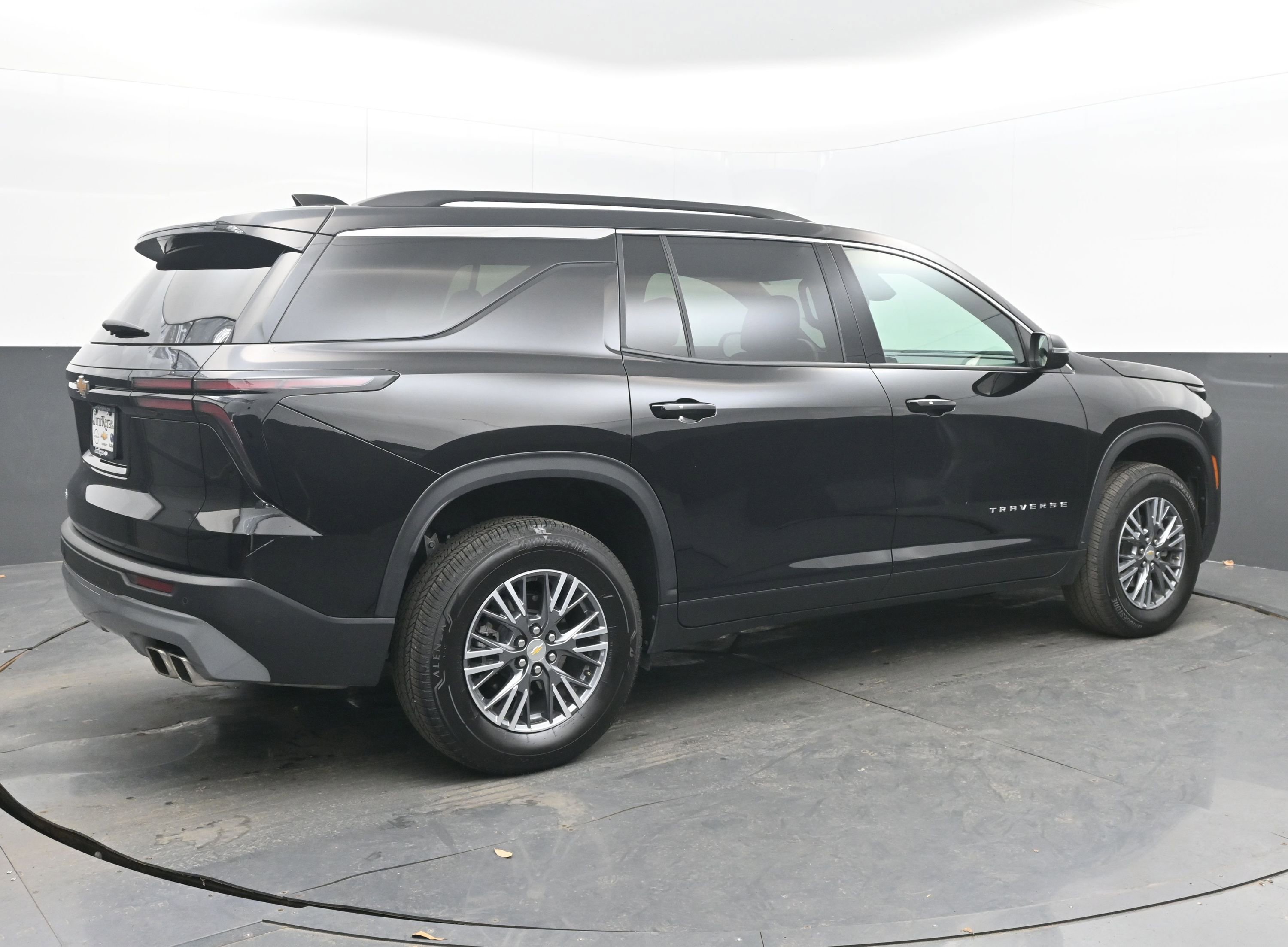 Used 2025 Chevrolet Traverse LT image 9