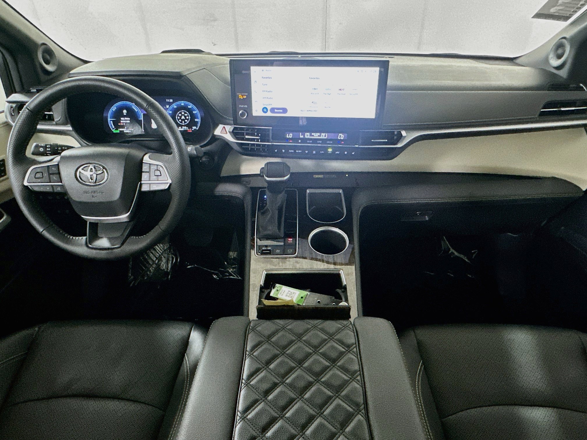 Used 2025 Toyota Sienna Platinum AWD/4WD image 27