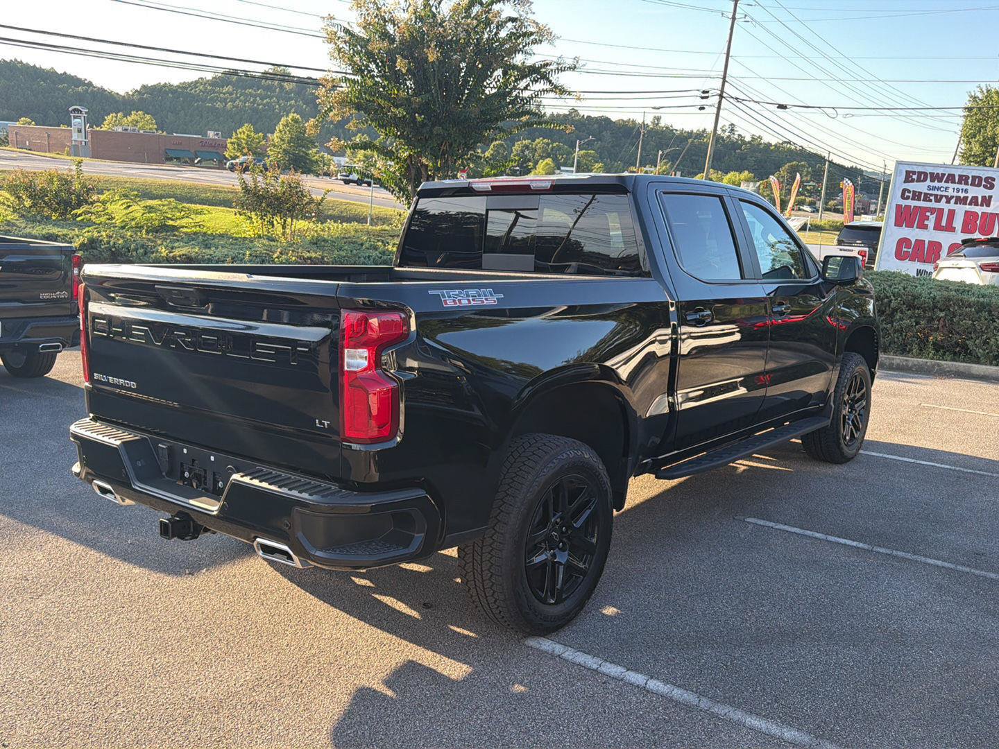 Used 2026 Chevrolet Silverado 1500 LT Trail Boss w/ LT Trail Boss Premium Package AWD/4WD image 3