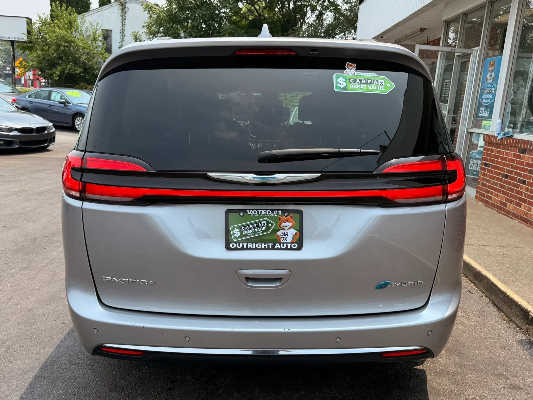 Used 2021 Chrysler Pacifica Touring-L FWD image 3