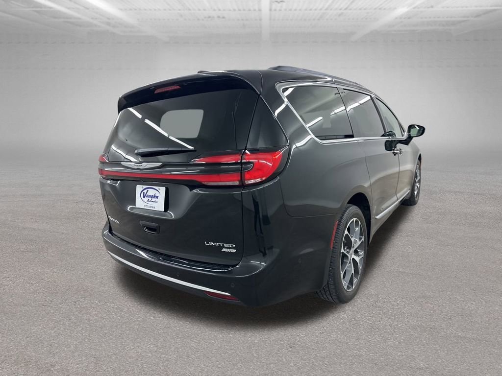 Used 2022 Chrysler Pacifica Limited w/ Uconnect Theater Family Group image 13