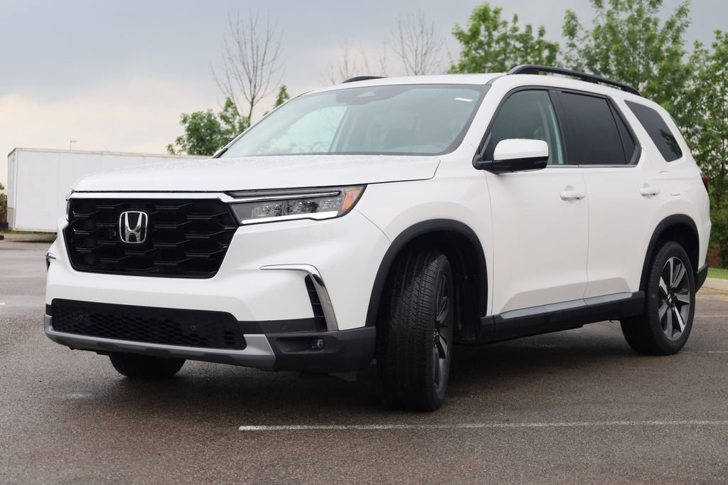 New 2025 Honda Pilot Touring image 3