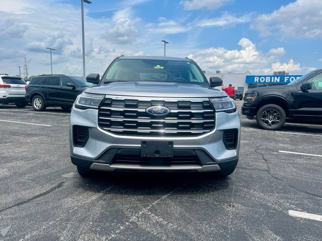 Used 2025 Ford Explorer Active AWD/4WD image 2