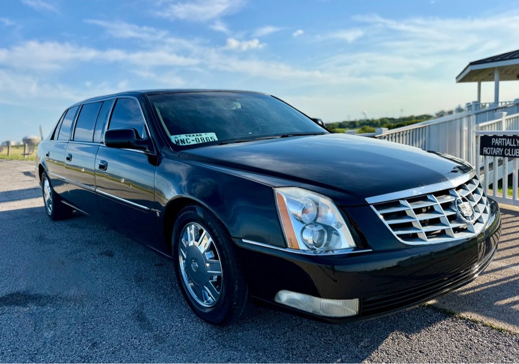 Used 2008 Cadillac DTS w/ Sun And Sound Package FWD image 3
