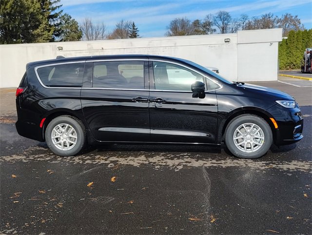 New 2026 Chrysler Pacifica Select image 5