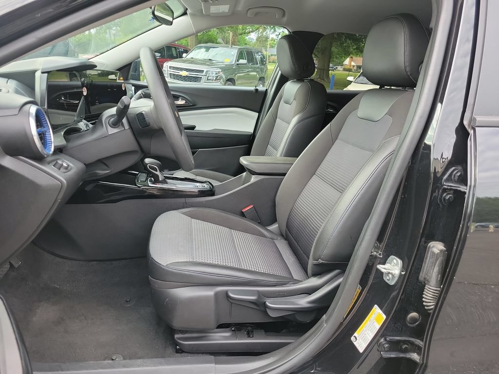 Used 2025 Chevrolet Trax LT FWD image 19