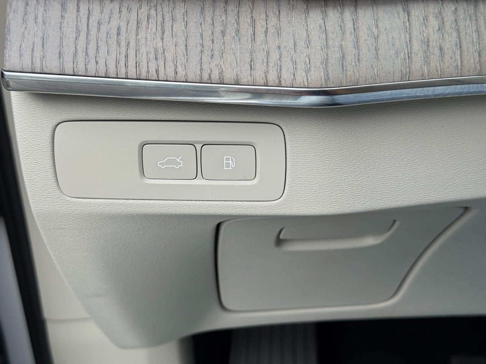 Used 2025 Volvo XC90 T8 Plus AWD/4WD image 19