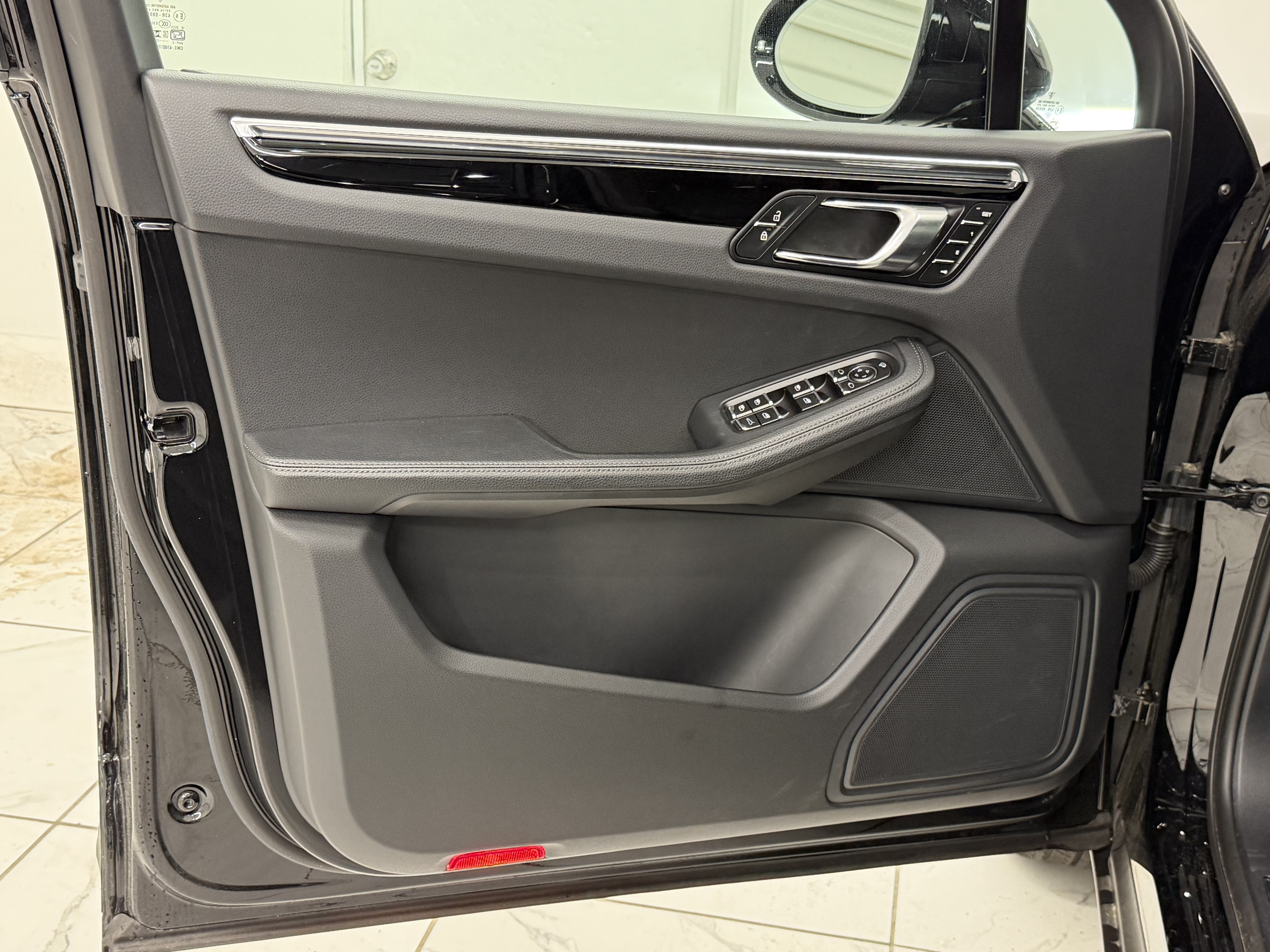 Certified 2025 Porsche Macan AWD/4WD image 27