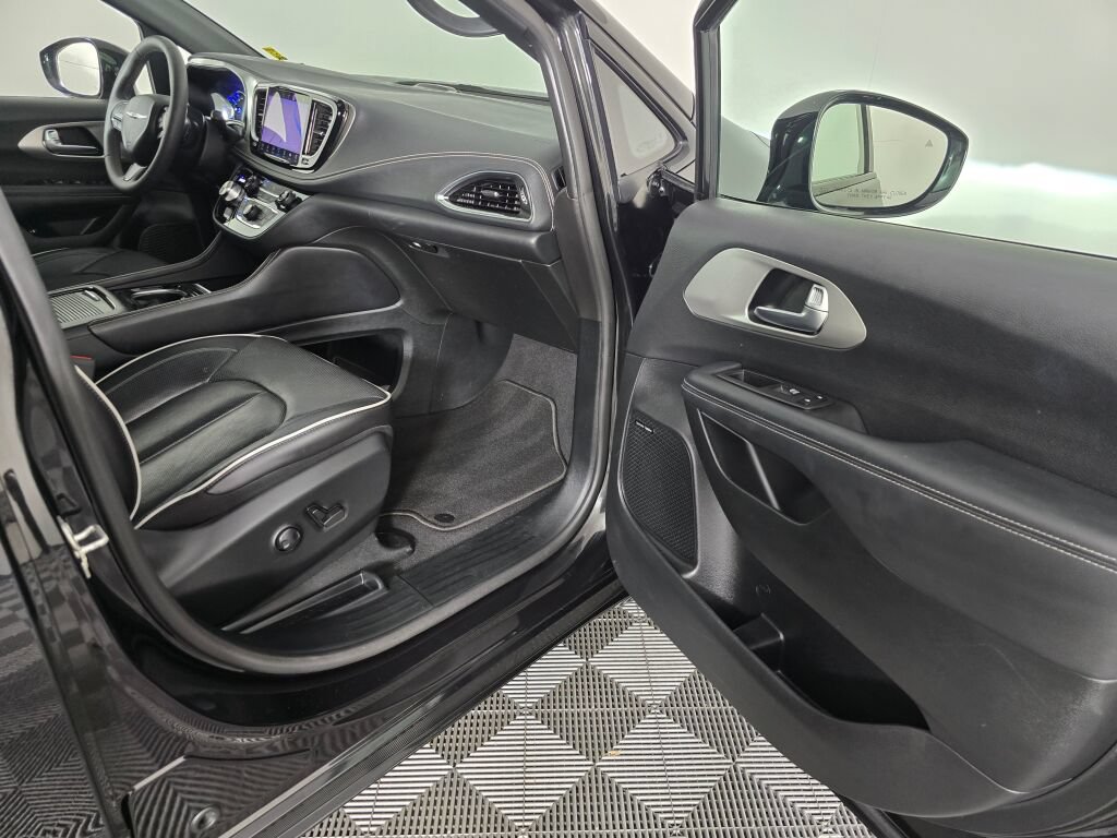 Used 2023 Chrysler Pacifica Limited w/ Uconnect Theater Family Group FWD image 42