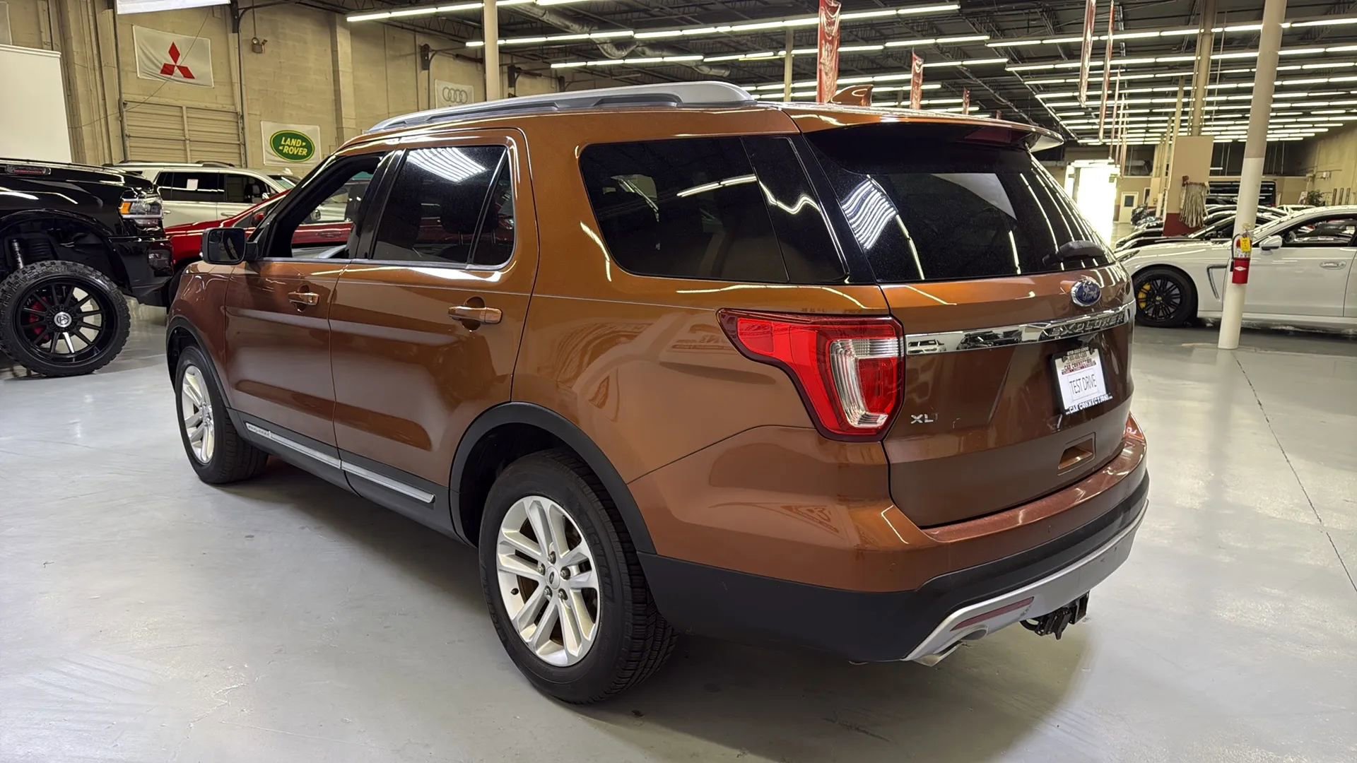 Used 2017 Ford Explorer XLT FWD image 6