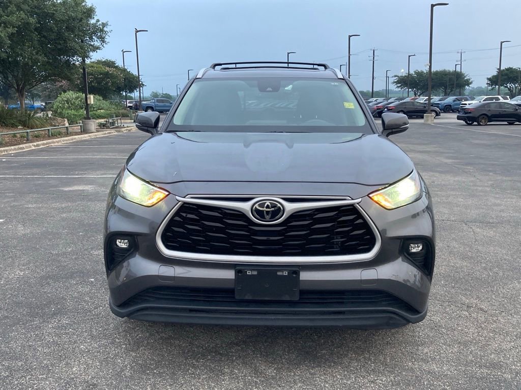 Certified 2024 Toyota Highlander XLE FWD image 2