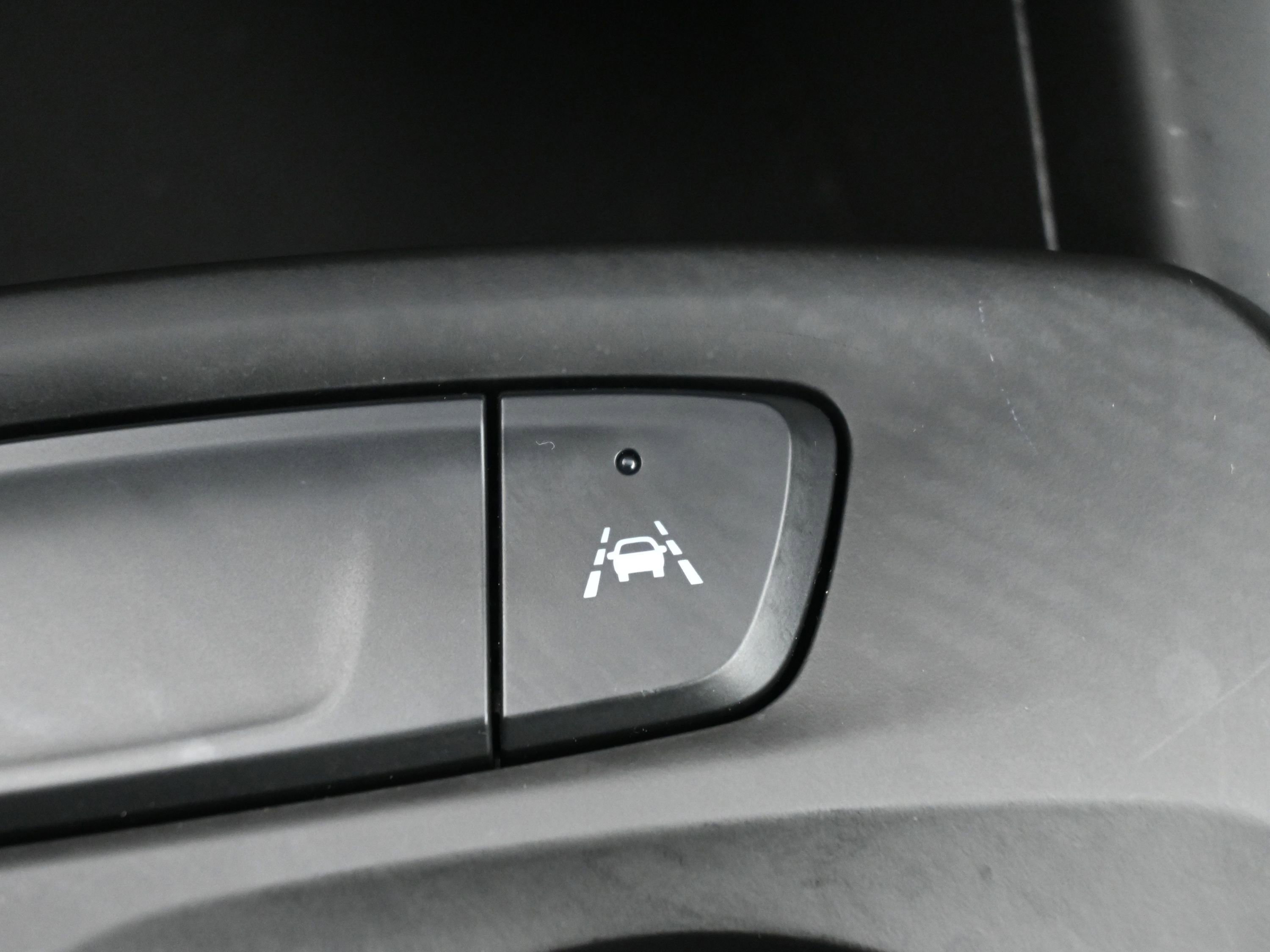 Used 2025 Chevrolet Trax RS image 32