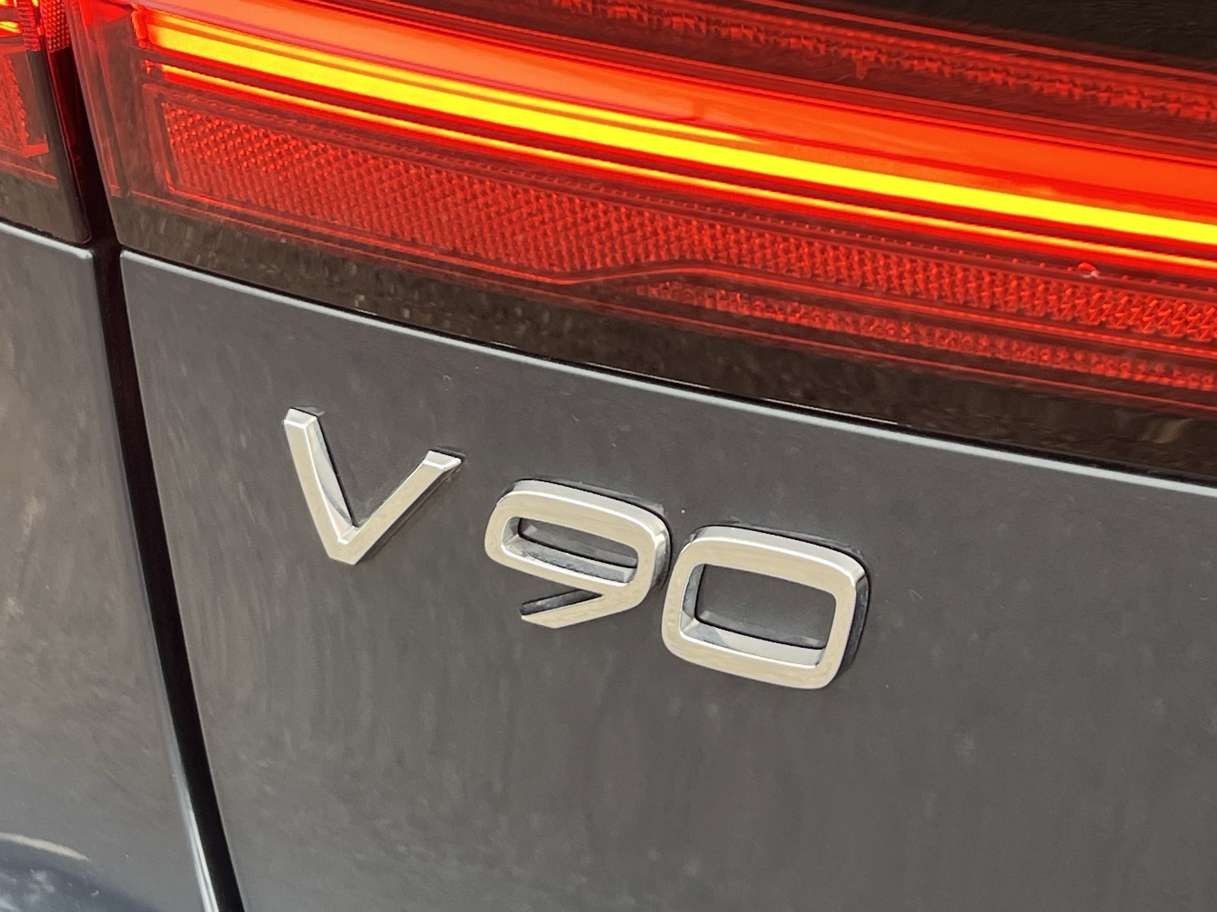 Used 2025 Volvo V90 B6 Cross Country Plus image 24