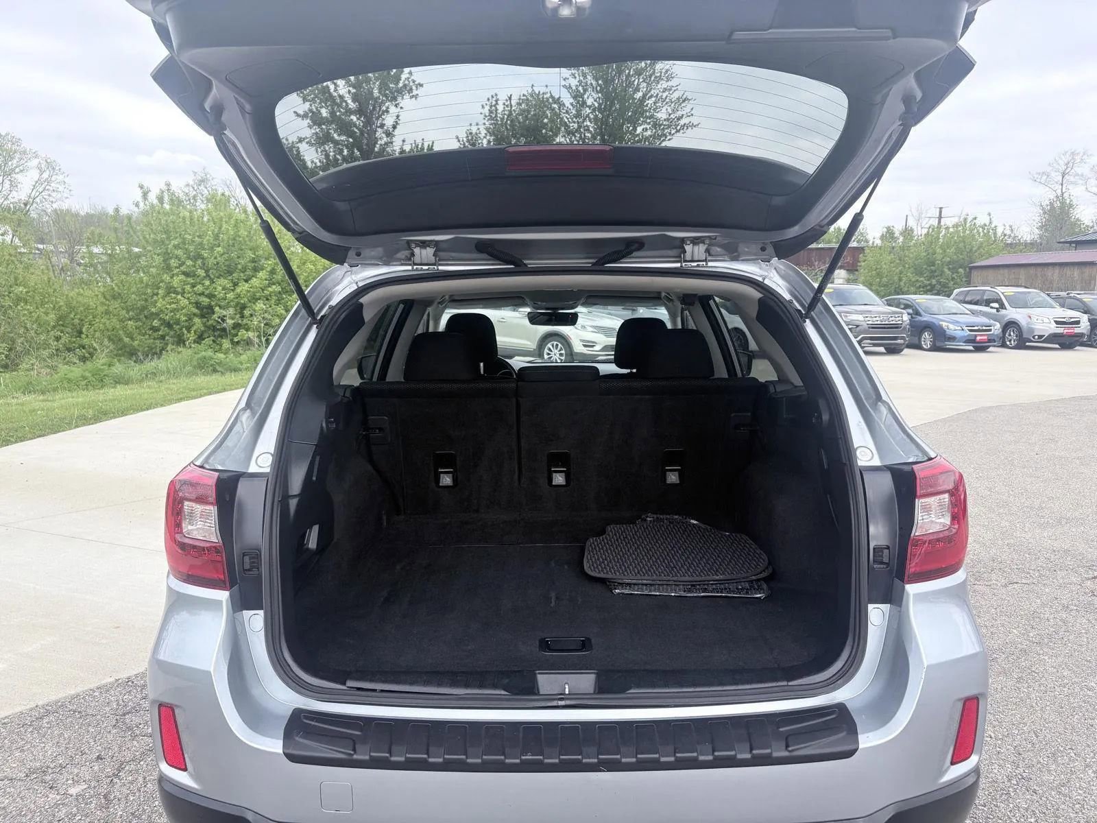 Used 2017 Subaru Outback 2.5i Premium AWD/4WD image 11