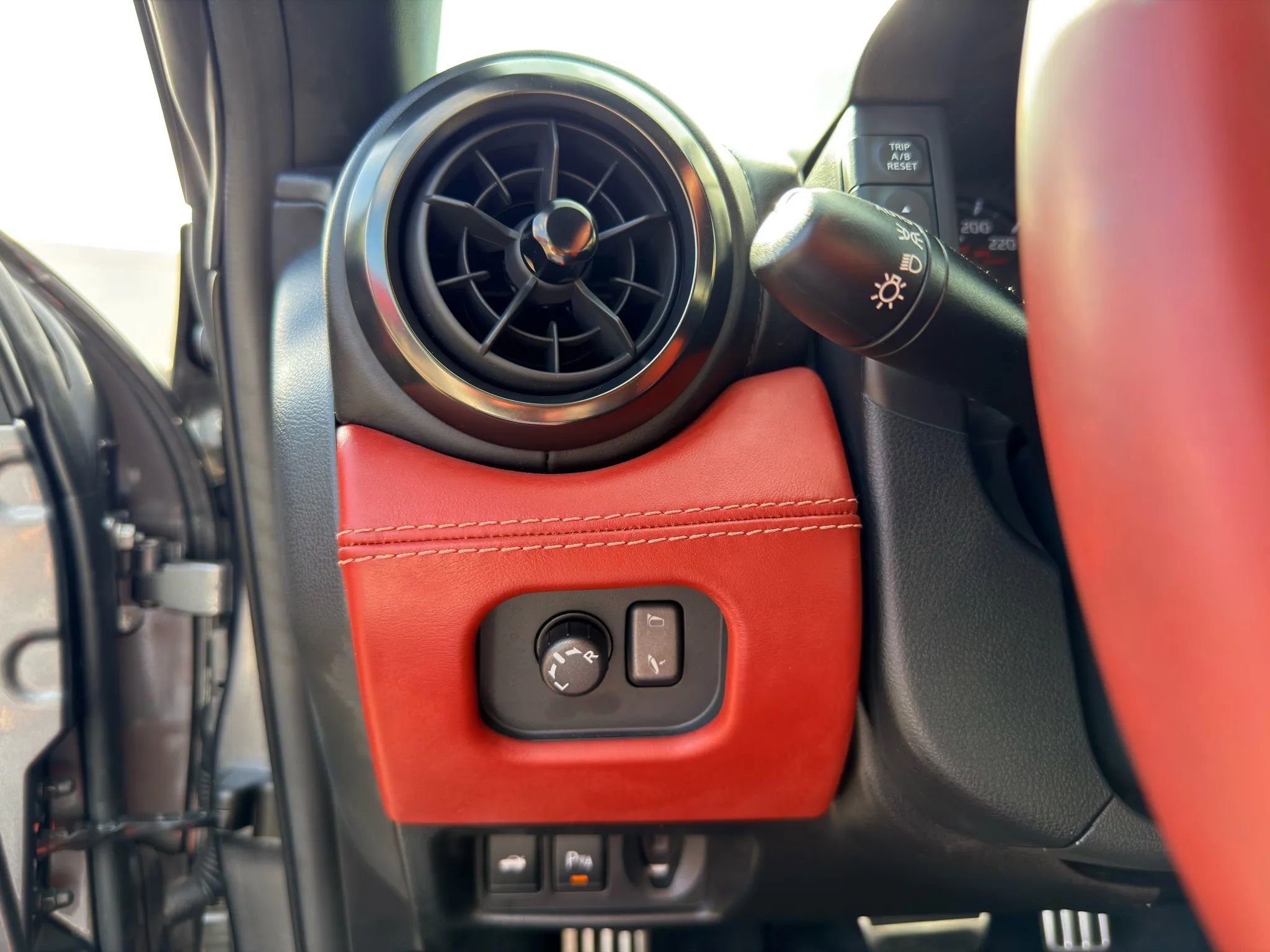 Used 2024 Nissan GT-R Premium w/ Premium Interior Package image 29