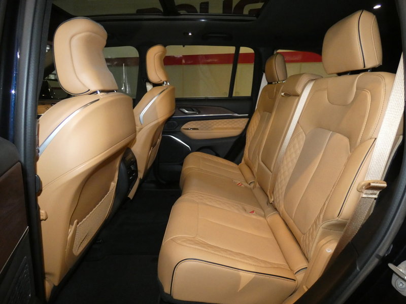 Used 2024 Jeep Grand Cherokee Summit w/ Luxury Tech Group V image 28