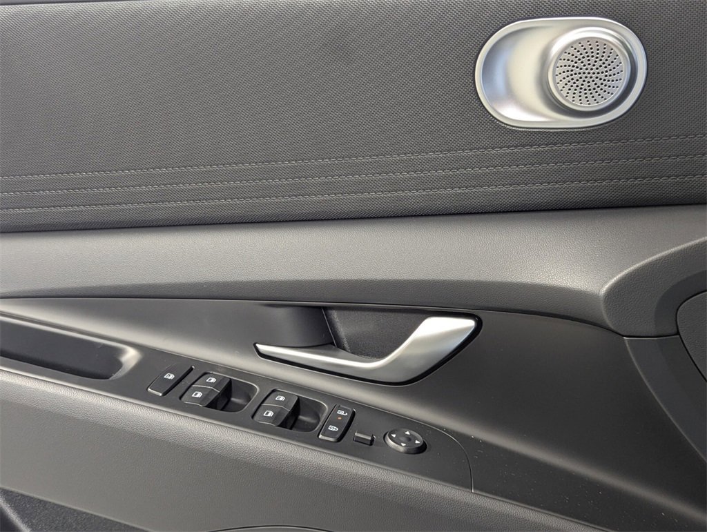 Certified 2025 Hyundai Elantra SE image 14