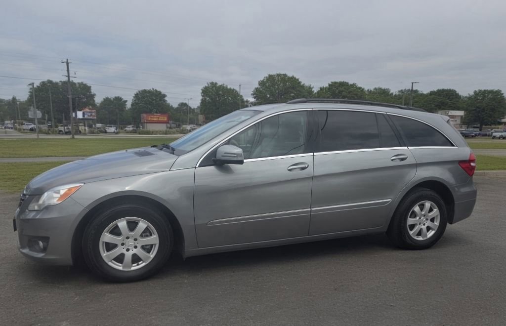 Used 2011 Mercedes-Benz R 350 4MATIC image 1