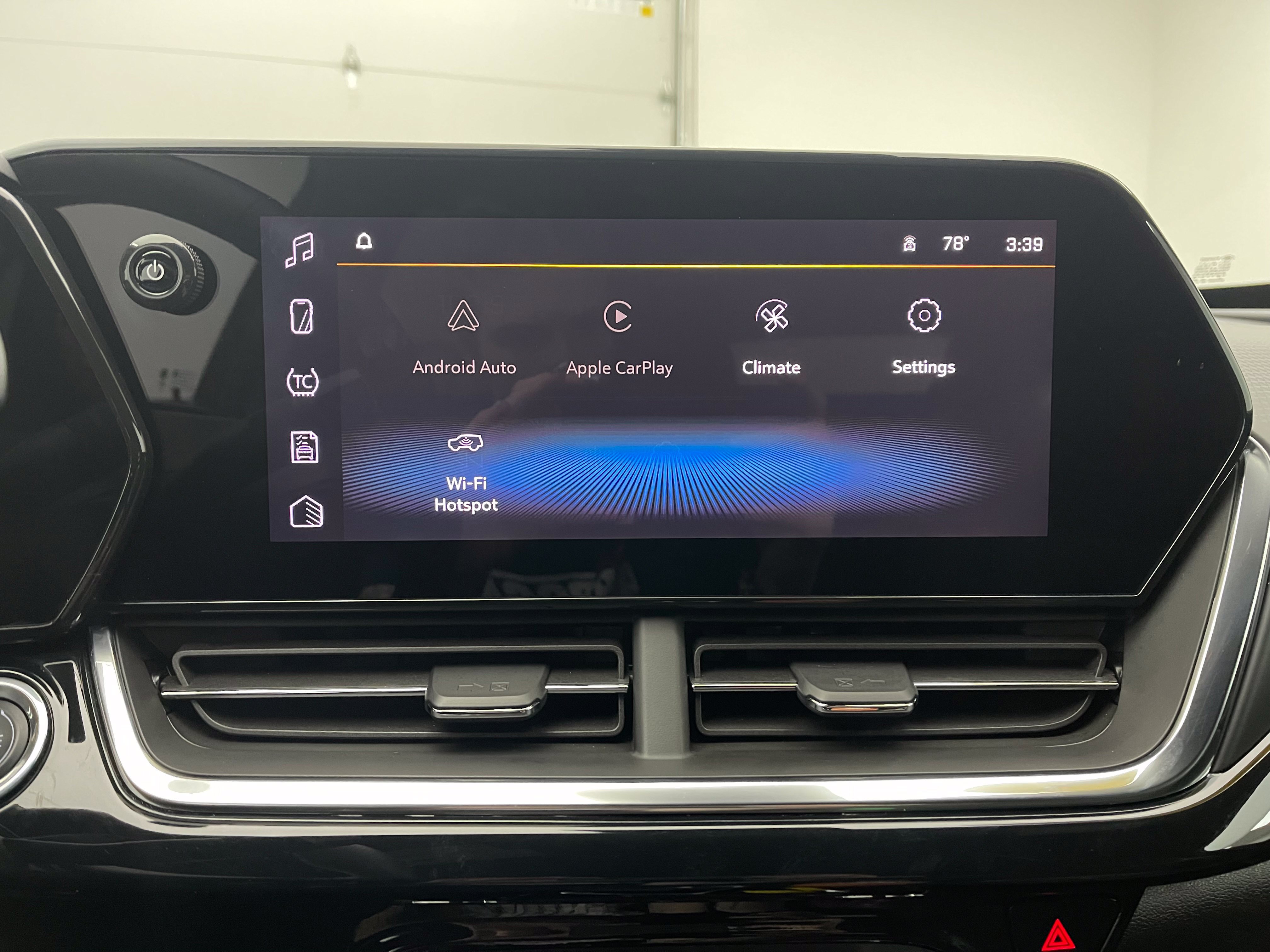 Used 2024 Chevrolet Trax RS w/ Sunroof Package FWD image 25