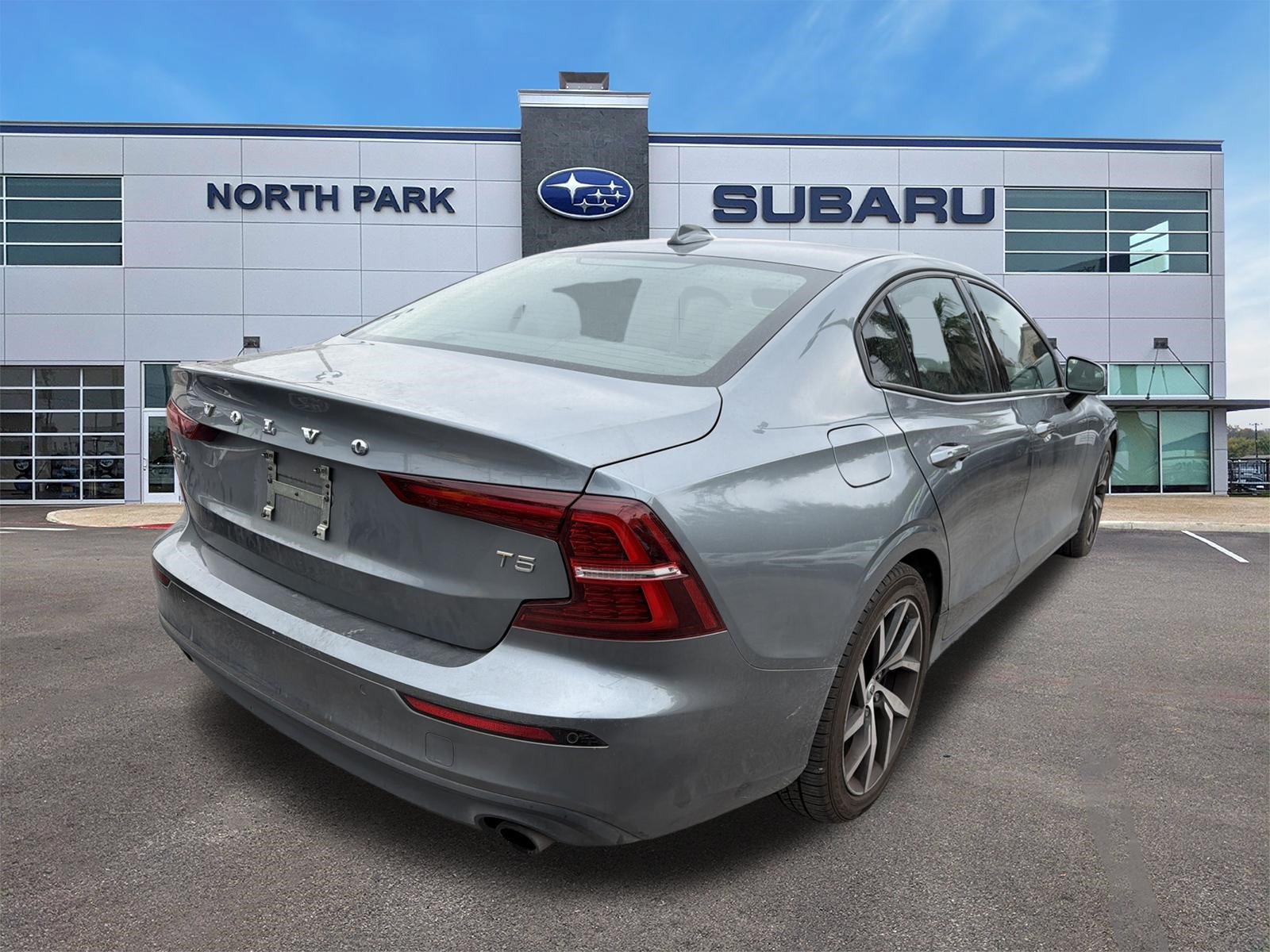 Used 2019 Volvo S60 T5 Momentum w/ Premium Package FWD image 3