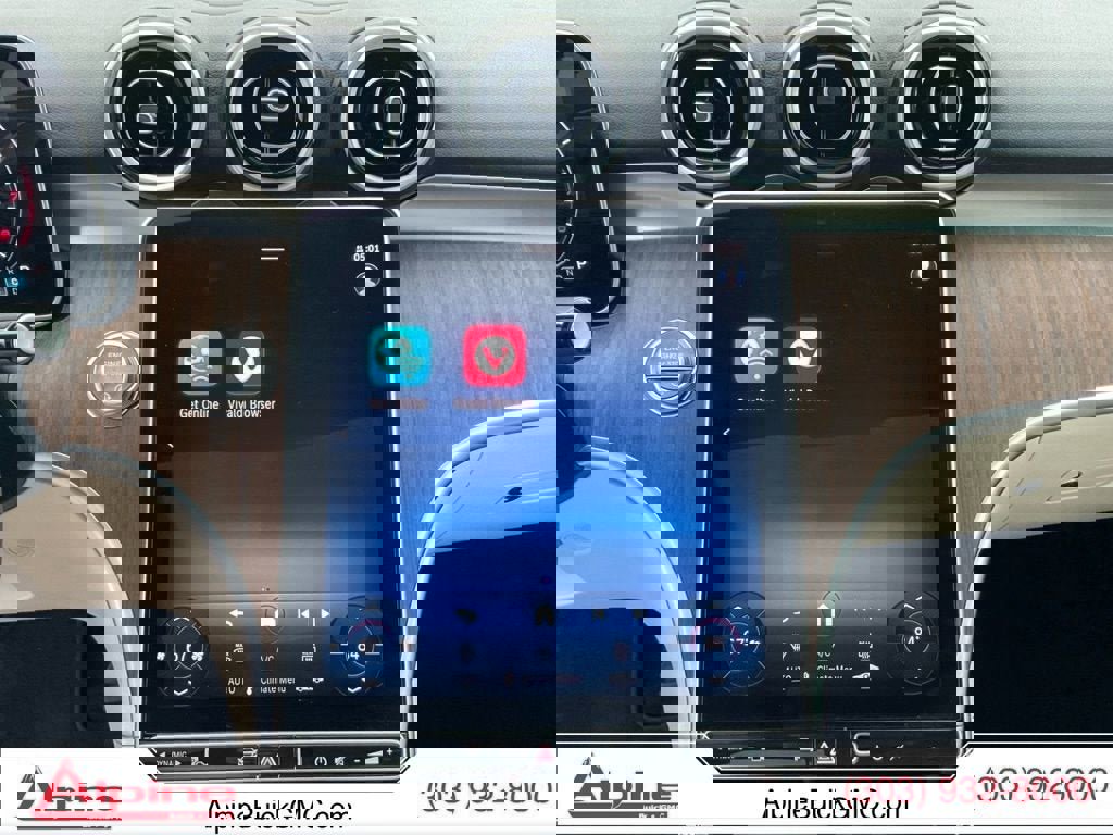 Used 2025 Mercedes-Benz C 300 4MATIC Sedan image 11