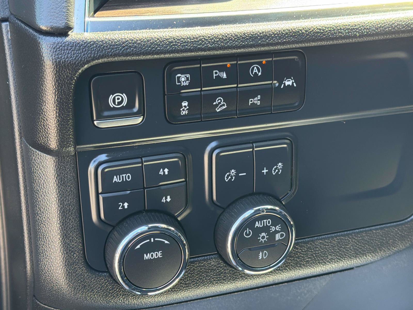 Used 2025 Chevrolet Tahoe Z71 AWD/4WD image 36