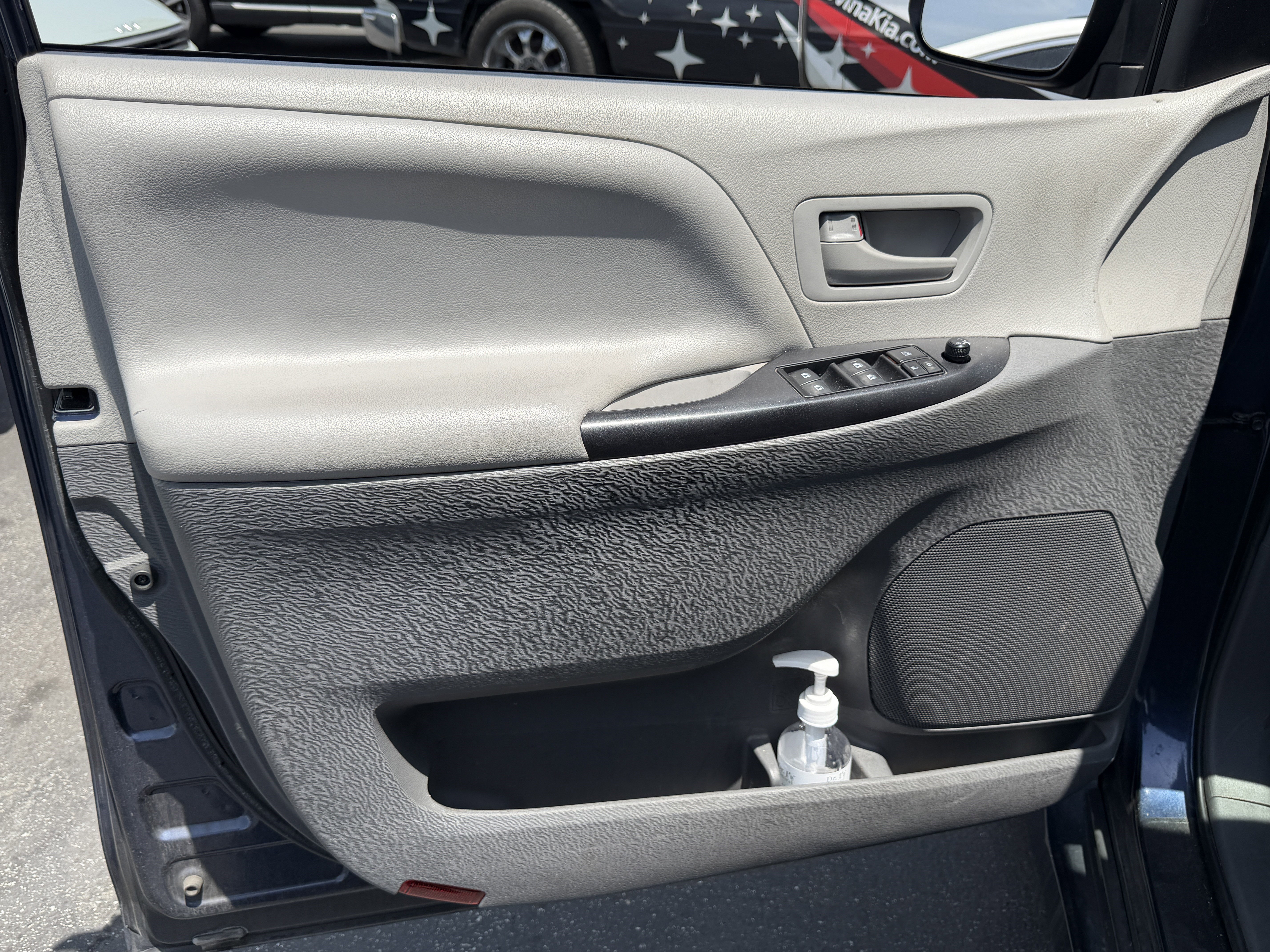 Used 2019 Toyota Sienna L FWD image 9