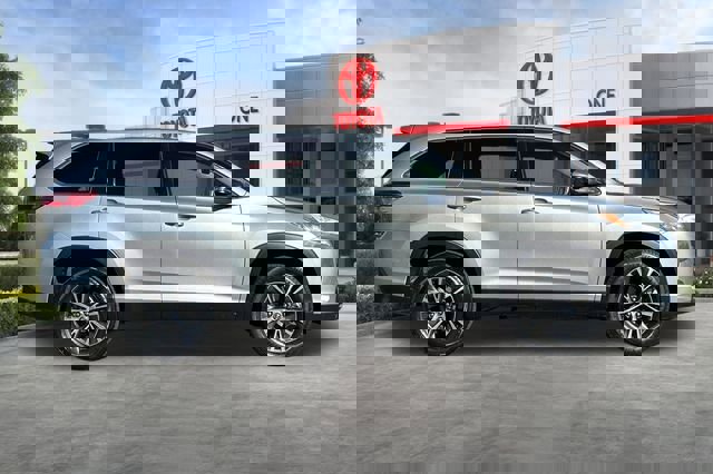 Used 2019 Toyota Highlander LE image 3