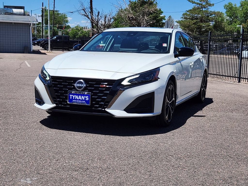 Used 2023 Nissan Altima 2.5 SR w/ SR Premium Package FWD image 3