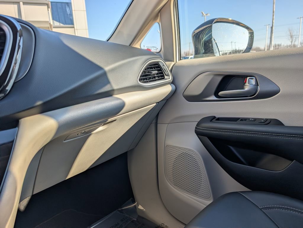 Used 2024 Chrysler Pacifica Touring-L FWD image 34