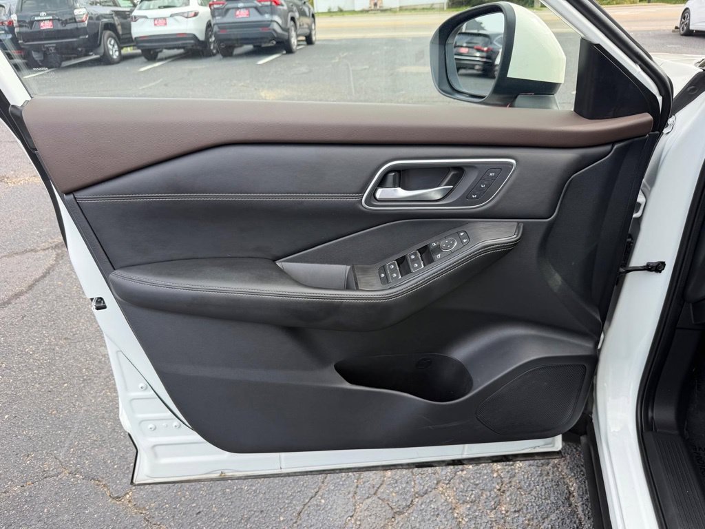 Used 2023 Nissan Rogue Platinum AWD/4WD image 13
