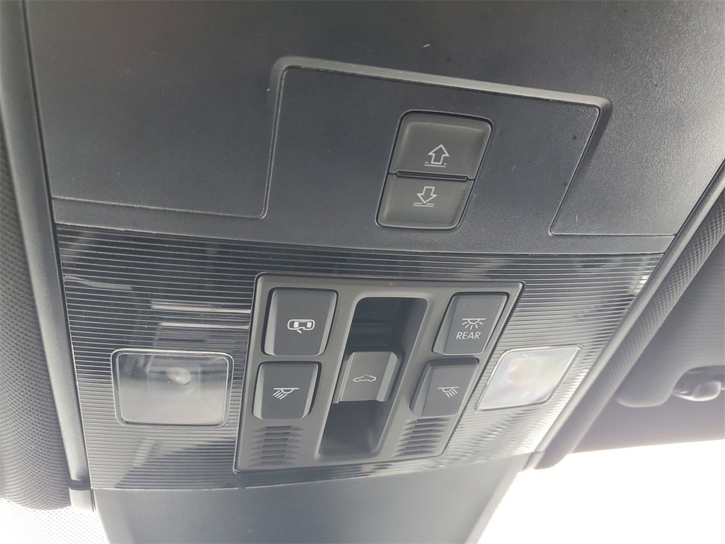 Used 2022 Volkswagen Tiguan SE R-Line image 32