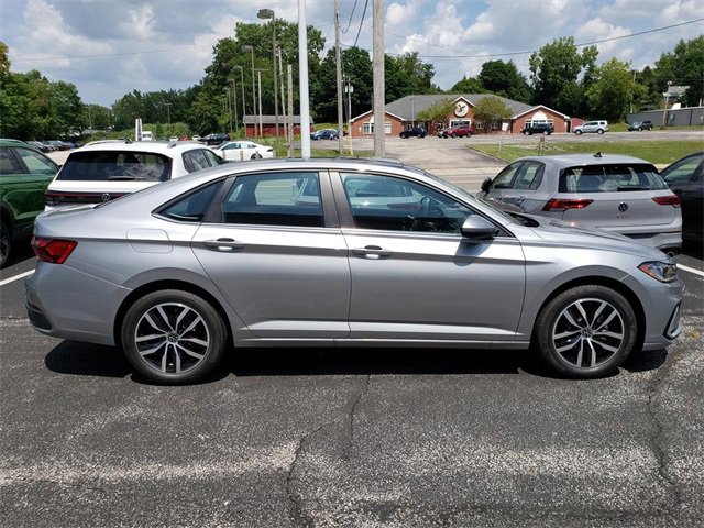New 2025 Volkswagen Jetta SE image 2