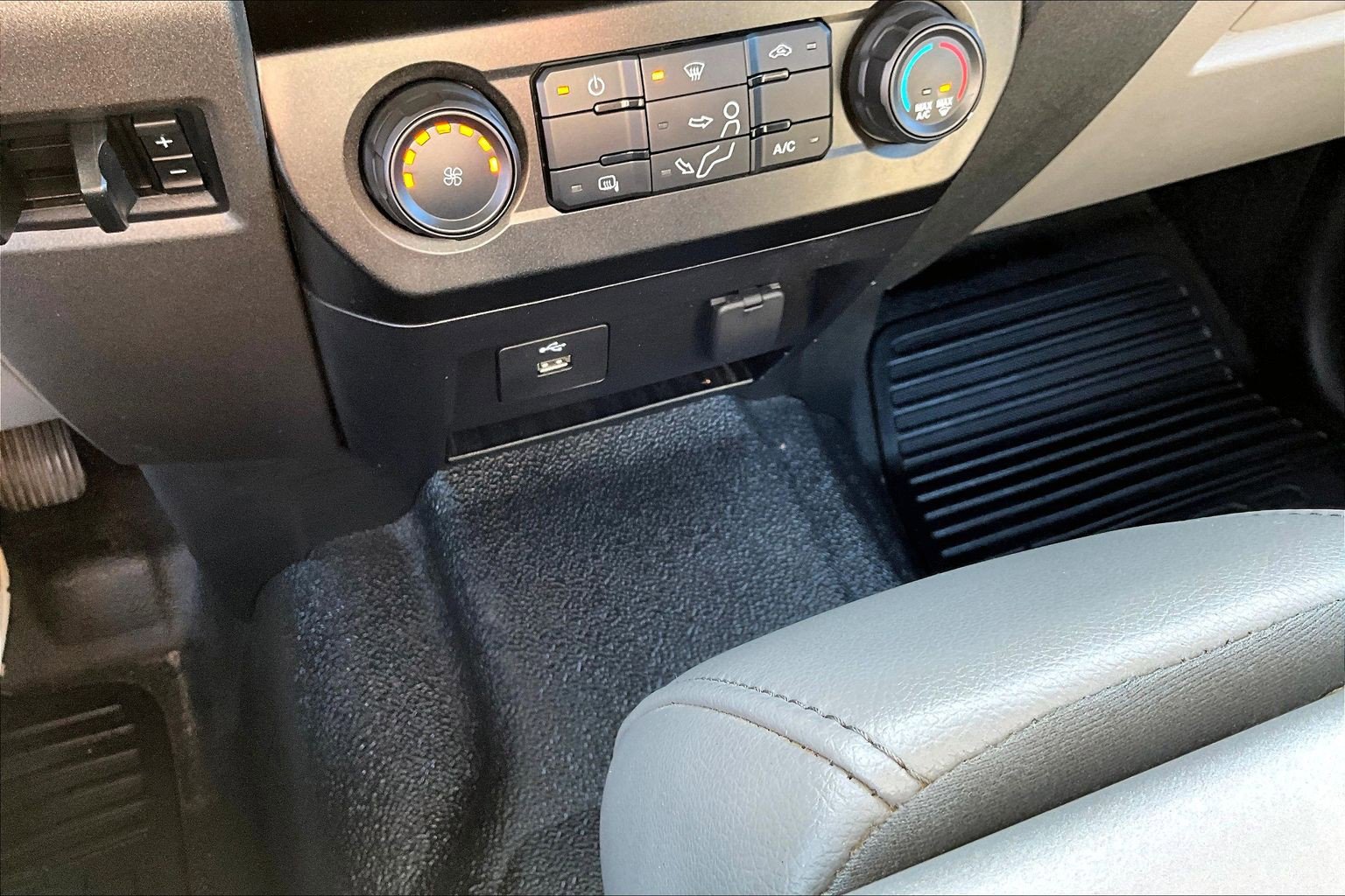 Used 2020 Ford F350 Lariat image 34