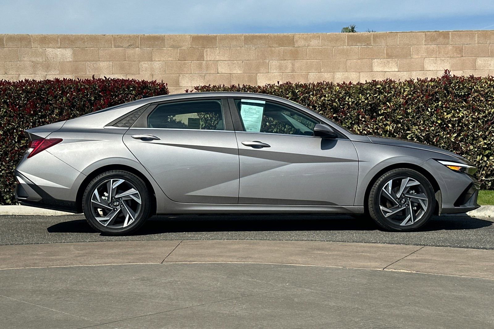 Used 2025 Hyundai Elantra Limited image 3