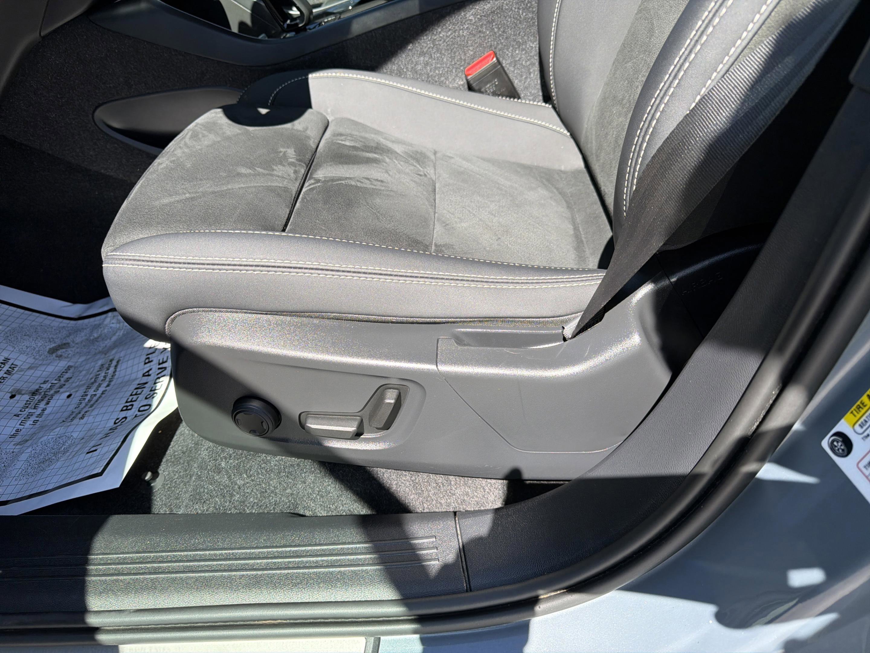 Used 2023 Volvo XC40 Recharge Ultimate image 13