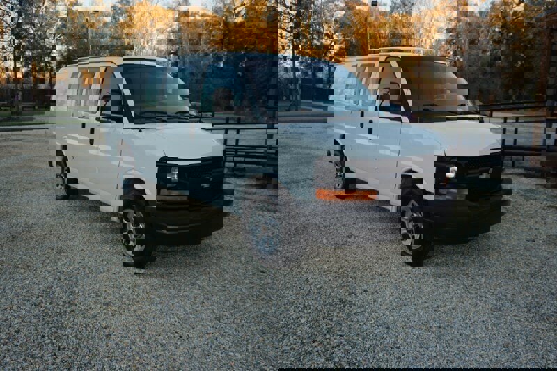 Used 2010 Chevrolet Express 1500 image 2