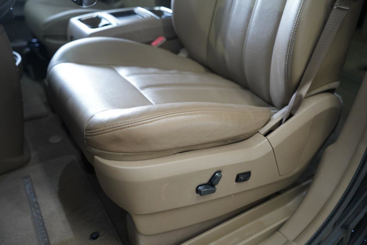 Used 2016 Chrysler Town & Country Touring FWD image 25