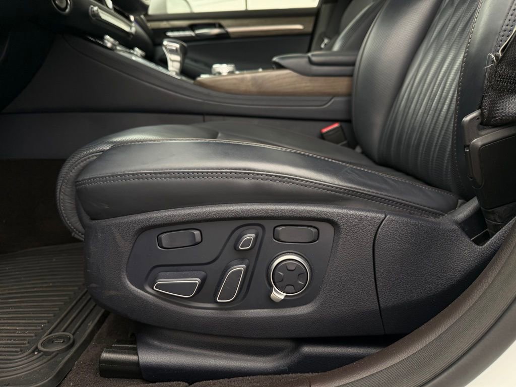 Used 2021 Genesis G90 3.3T Premium RWD image 13