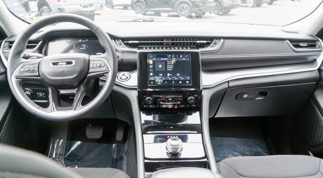 Used 2023 Jeep Grand Cherokee Laredo AWD/4WD image 15